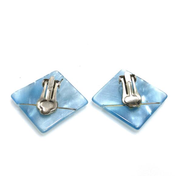 Vintage Blue Moonglow Lucite Square Clip Earrings, Metal Wire Trim, 1960s, 1 In - Picture 8 of 9